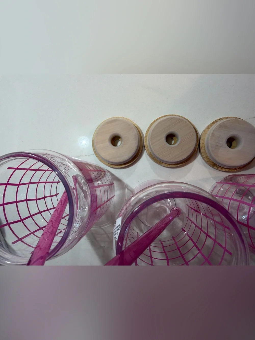 Unbranded Set of 4 Pink Grid Plastic Tumblers with Lids & Straws - NWOT